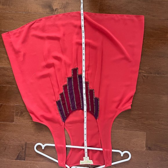 Sleeveless sheer blouse with beaded pattern at neck - Picture 6 of 6